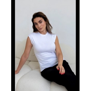 Футболка со спушенным плечом и узким горлом