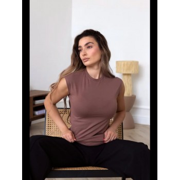 Футболка со спушенным плечом и узким горлом