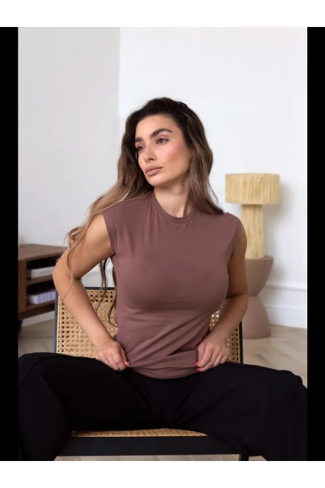 Футболка со спушенным плечом и узким горлом